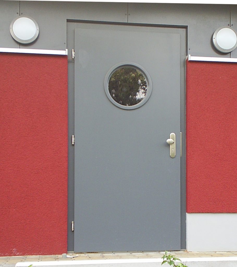 Eingangstür als volles Türblatt mit rundem Lichtausschnitt