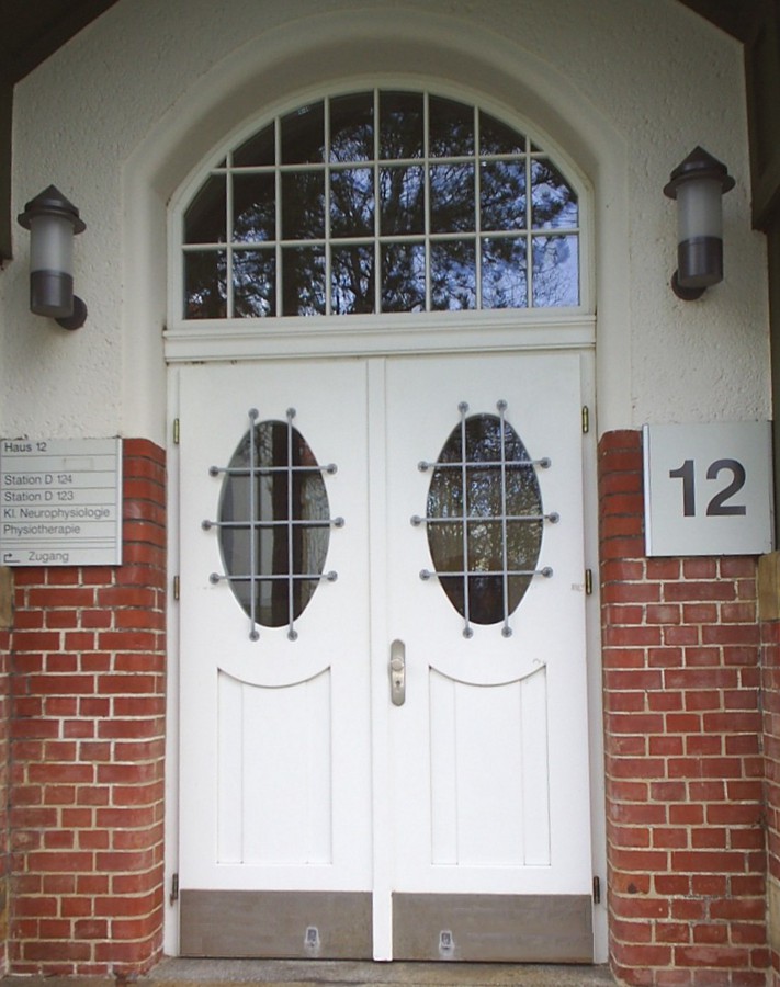 Eingangstür mit Oberlicht und rundem Glaseinsatz für Haus in Friesbauweise
