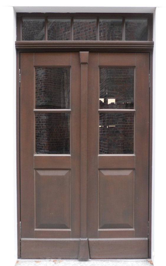 braune denkmalgerechte Eingangstür mit Glaseinsatz und Oberlicht