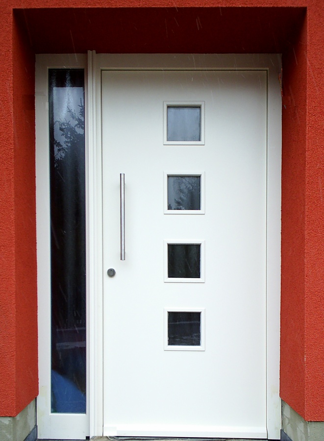 weiße Haustür mit feststehendem Seitenteil und Glaseinsatz