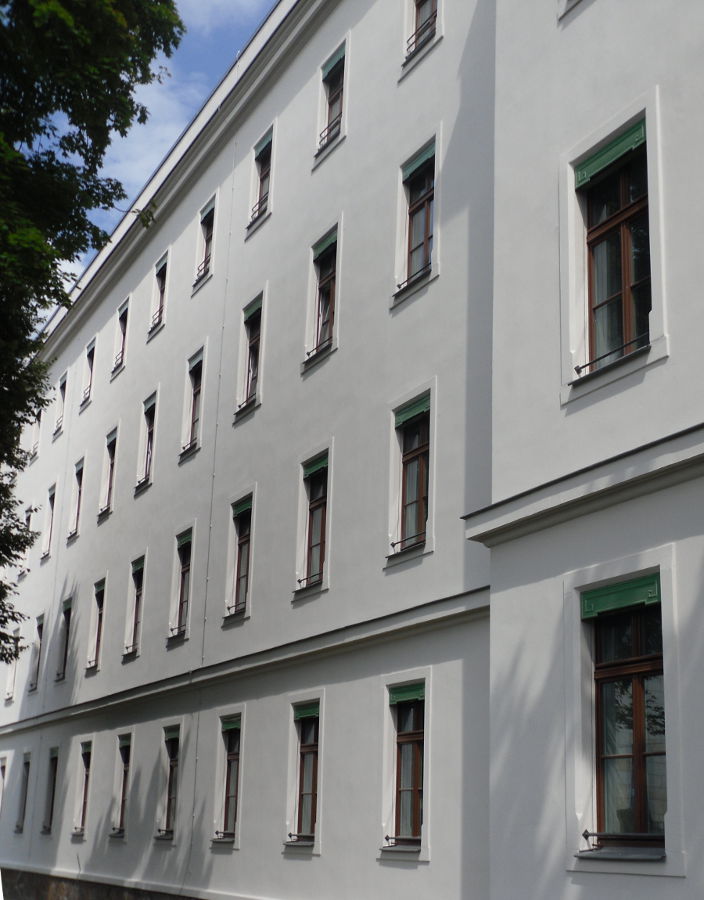 braune denkmalgerechte Fenster für Berufsförderungswerk in Leipzig