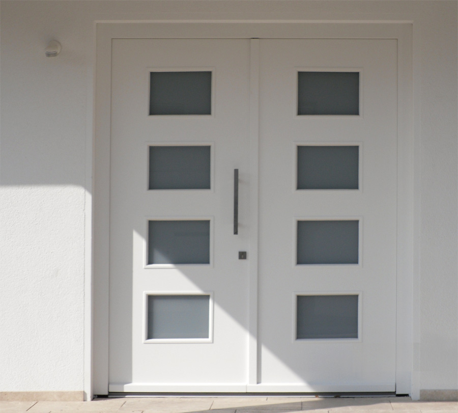 weiße Haustür mit Doppelflügeln und Glaseinsatz für Einfamilienhaus