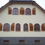 Rundbogenfenster mit Fensterladen für Einfamilienhaus