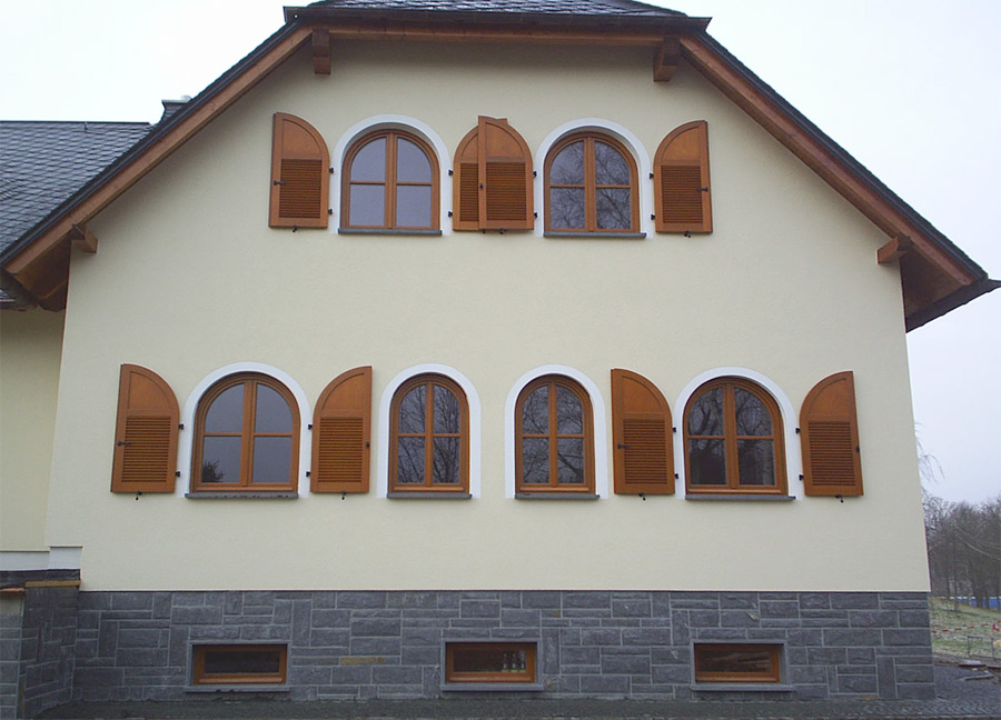Rundbogenfenster mit Fensterladen für Einfamilienhaus