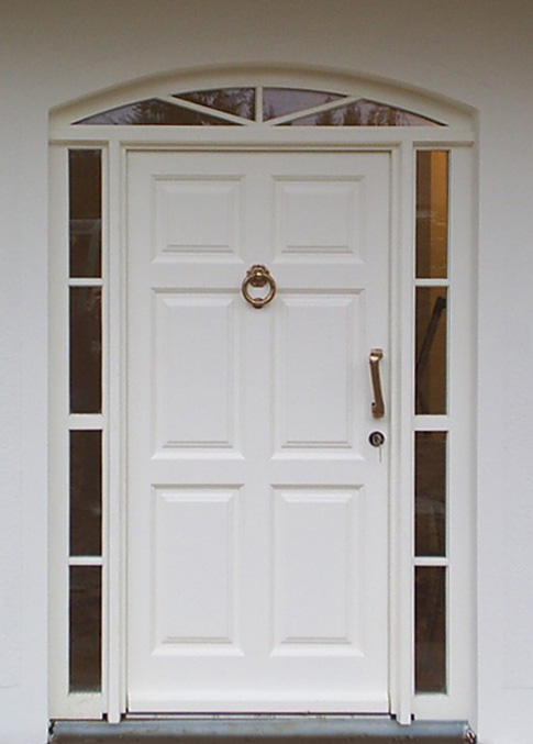 Weiße Haustür mit 2 Seitenteilen und Türklopfer