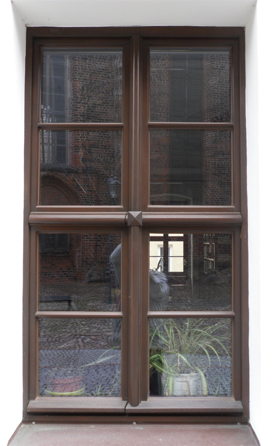 braunes denkmalgerechtes Fenster mit Sprossen für Alte Lateinschule in Delitzsch
