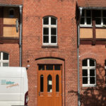 neuen weiße Fenster und neue Eingangstuer in Orange für Archiv in Calau