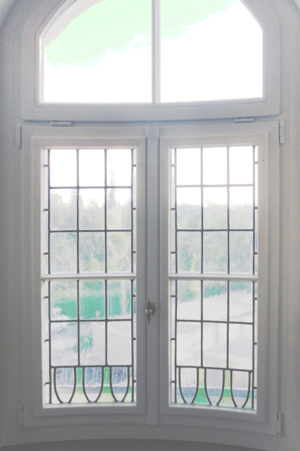 Bauchbogenfenster mit Bleiverglasung und Oberlicht Innenansicht