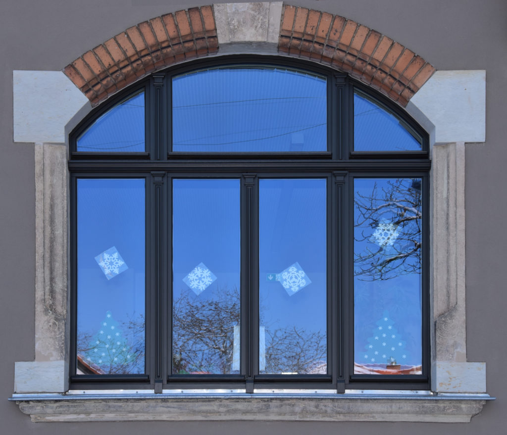 Mehrflügliges Rundbogenfenster mit Zierprofilen für Hort in Dresden
