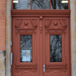 Nachbau einer Eingangstür mit schönen Drechselarbeiten und Verzierungen für Grundschule in Dresden