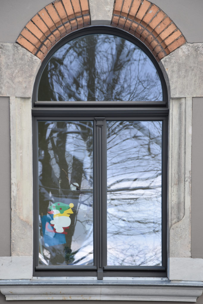 Rundbogenfenster mit Profilierungen für Hort in Dresden