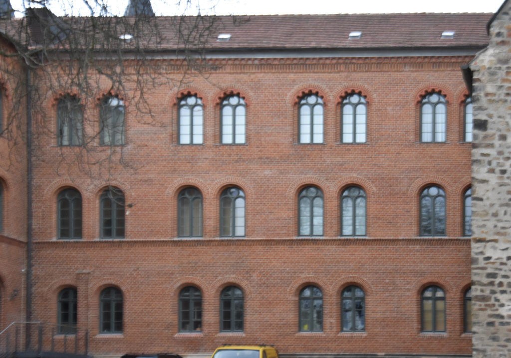 neue Fenster nach Denkmalschutz fuer Kloster in Magdeburg