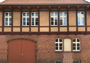 neue weisse Fenster mit Sprossen fuer Archiv in Calau